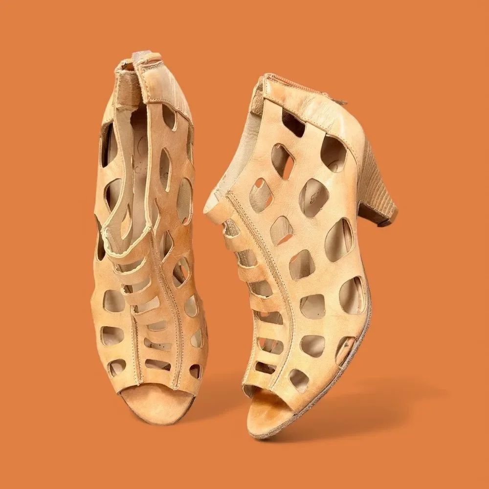 Gidigio Camel Leather Cage Heels